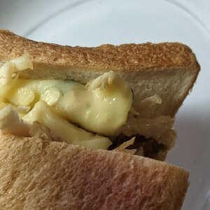 サラダチキンとチーズ＆ドレッシングのトースト